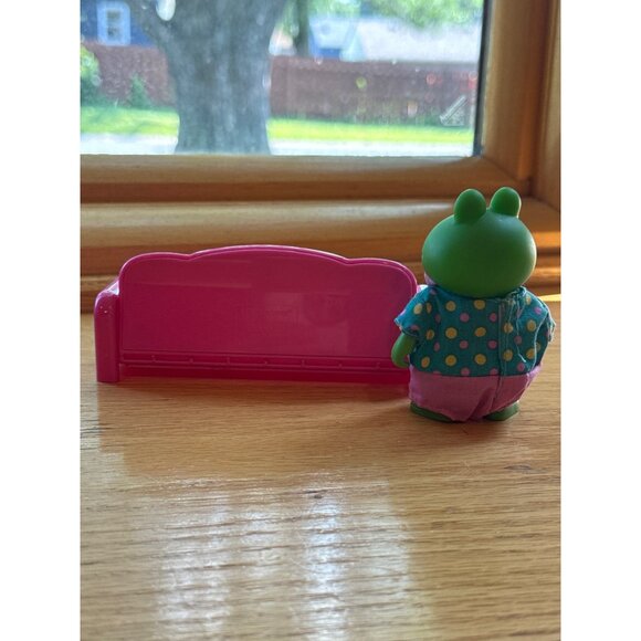 Lil Woodzeez Green Frog Figurine With Pink Couch Set - Picture 3 of 6